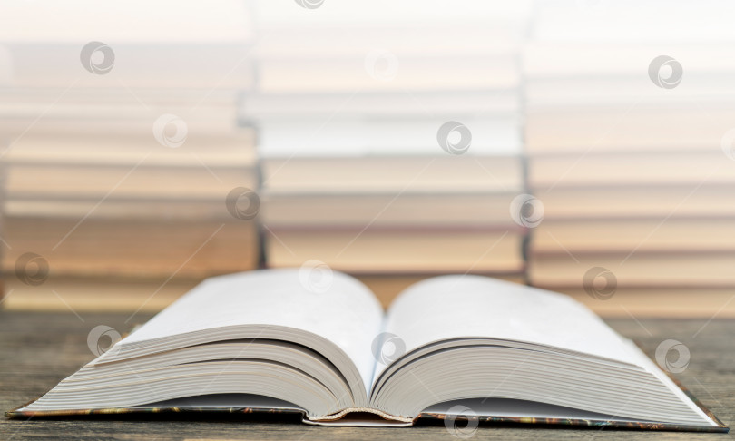 Скачать Раскрытая толстая книга. Символ мудрости, знаний и учености. фотосток Ozero