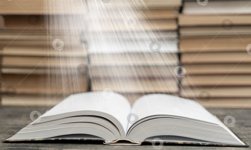 Скачать Страницы книги излучают свет. Символ мудрости, знаний и учености. фотосток Ozero