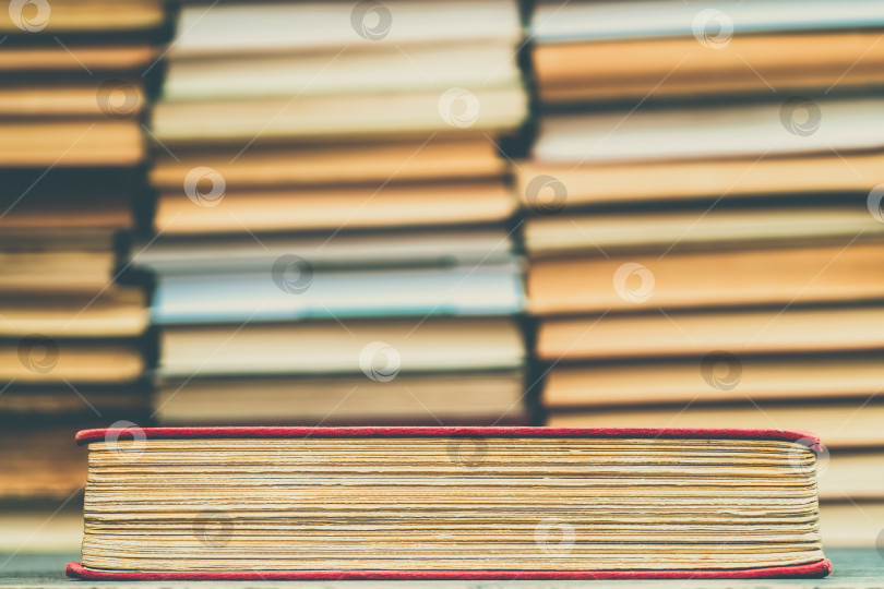 Скачать Старинная книга в красной обложке. Символ знаний и учености. фотосток Ozero