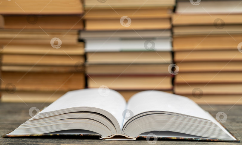 Скачать Раскрытая толстая книга. Символ мудрости, знаний и учености. фотосток Ozero