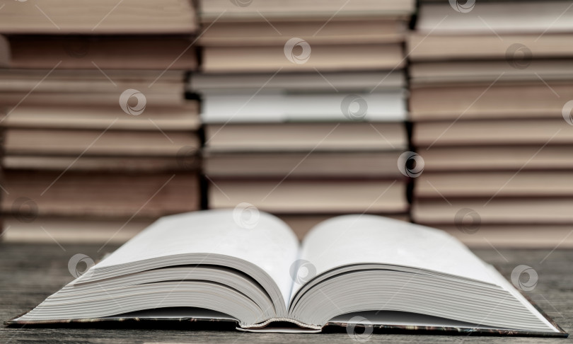Скачать Раскрытая толстая книга. Символ мудрости, знаний и учености. фотосток Ozero