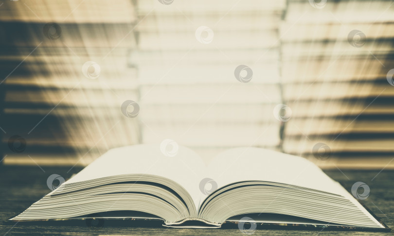 Скачать Страницы книги излучают свет. Символ мудрости, знаний и учености. фотосток Ozero