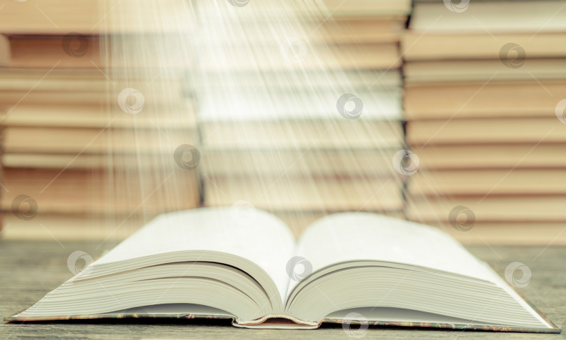 Скачать Страницы книги излучают свет. Символ мудрости, знаний и учености. фотосток Ozero