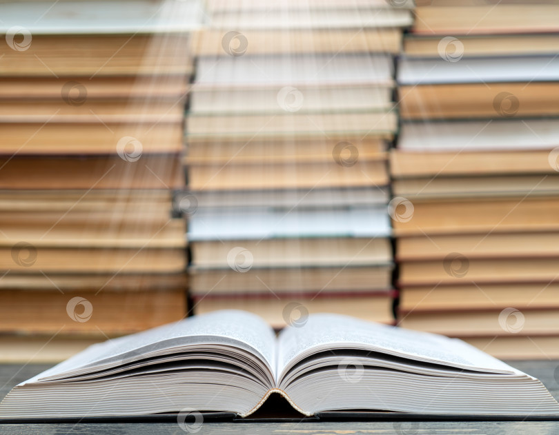 Скачать Страницы книги излучают свет. Символ мудрости, знаний и учености. фотосток Ozero