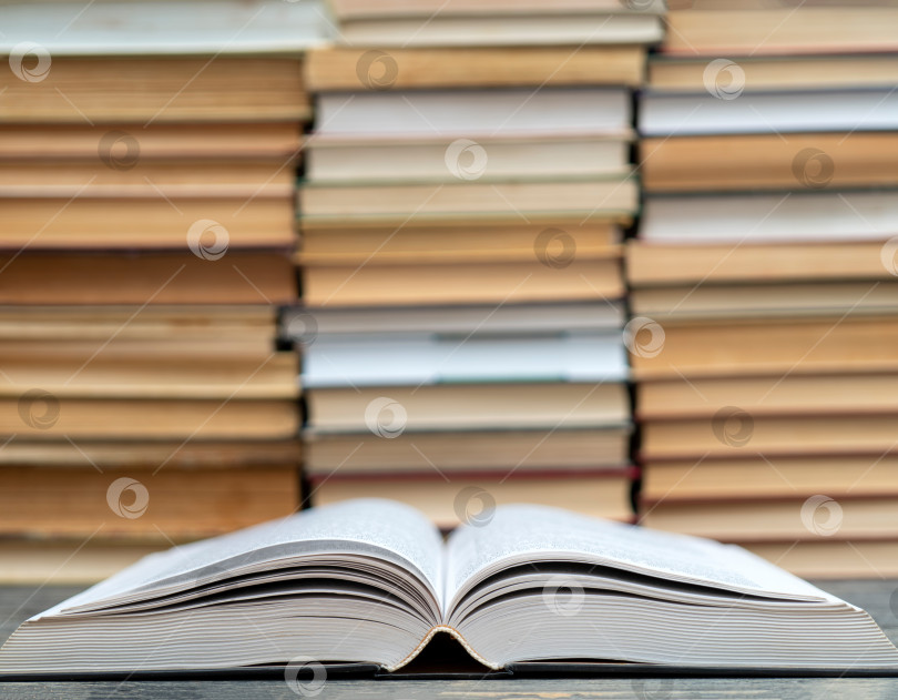 Скачать Раскрытая толстая книга. Символ мудрости, знаний и учености. фотосток Ozero
