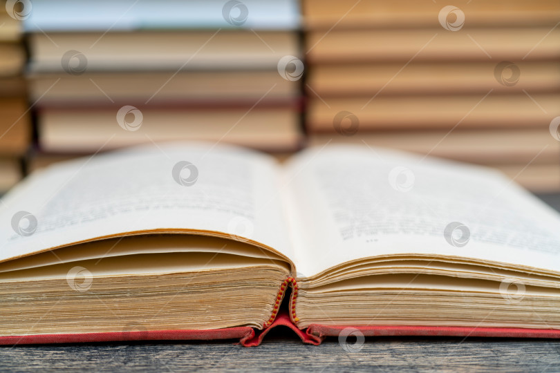 Скачать Старинная книга в красной обложке. Символ знаний и учености. фотосток Ozero