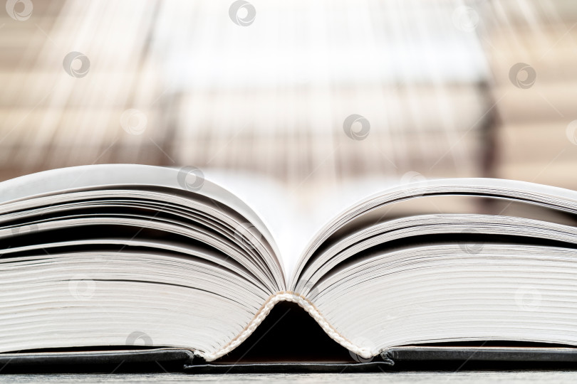 Скачать Страницы книги излучают свет. Символ мудрости, знаний и учености. фотосток Ozero