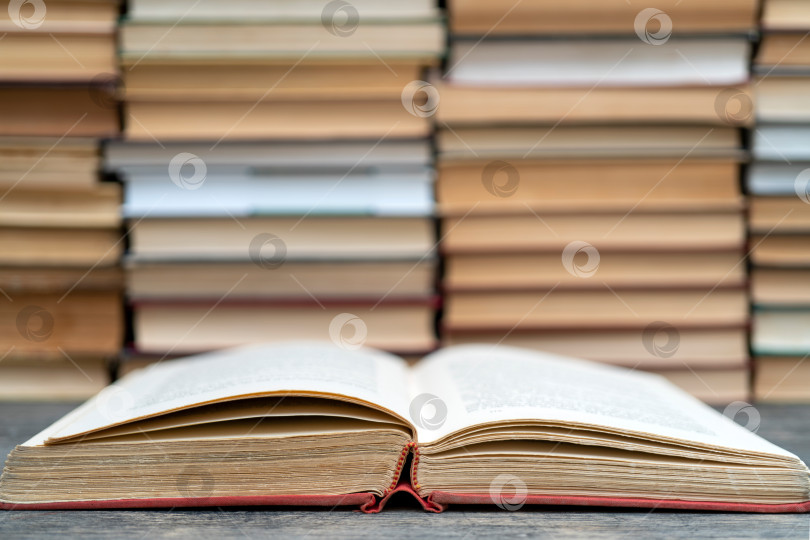 Скачать Старинная книга в красной обложке. Символ знаний и учености. фотосток Ozero