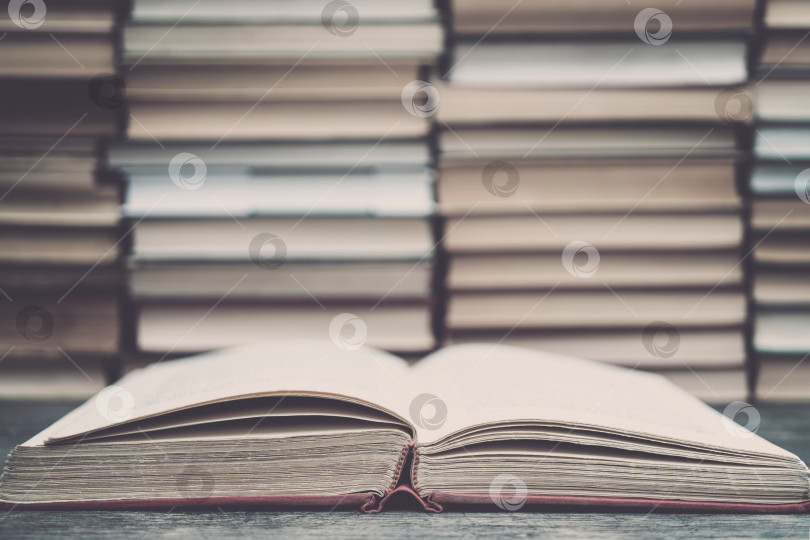 Скачать Старинная книга в красной обложке. Символ знаний и учености. фотосток Ozero