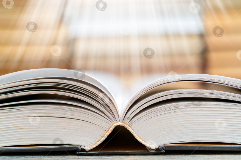 Скачать Страницы книги излучают свет. Символ мудрости, знаний и учености. фотосток Ozero