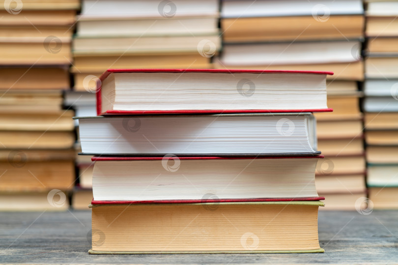 Скачать Стопка книг в библиотеке. Символ знаний и учености. фотосток Ozero