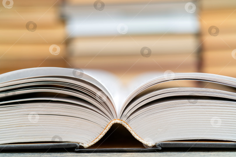 Скачать Раскрытая толстая книга. Символ мудрости, знаний и учености. фотосток Ozero