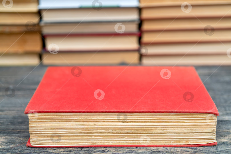 Скачать Старинная книга в красной обложке. Символ знаний и учености. фотосток Ozero