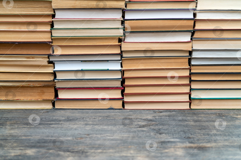 Скачать Ряды книг в библиотеке. Фон для текста. Символ знаний и учености. фотосток Ozero