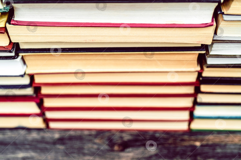 Скачать Ряды книг в библиотеке. Фон для текста. Символ знаний и учености. фотосток Ozero
