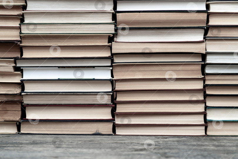 Скачать Ряды книг в библиотеке. Фон для текста. Символ знаний и учености. фотосток Ozero