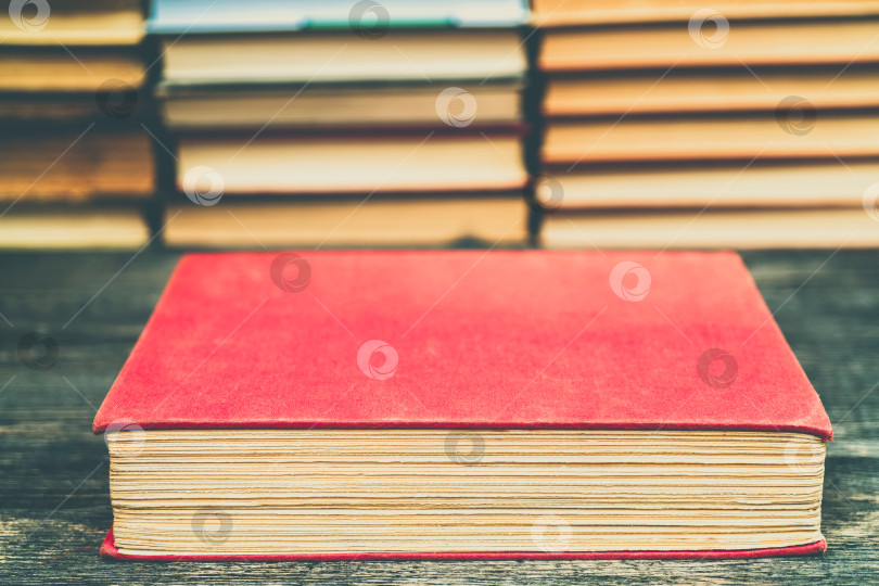 Скачать Старинная книга в красной обложке. Символ знаний и учености. фотосток Ozero