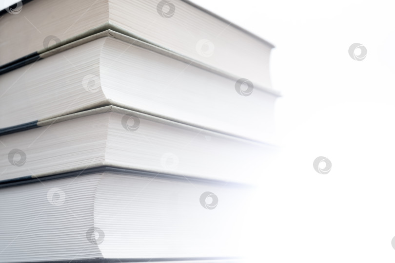 Скачать Толстые бумажные книги - символ образованности и мудрости. Стопка книг на столе. Хранение и распространение информации. фотосток Ozero