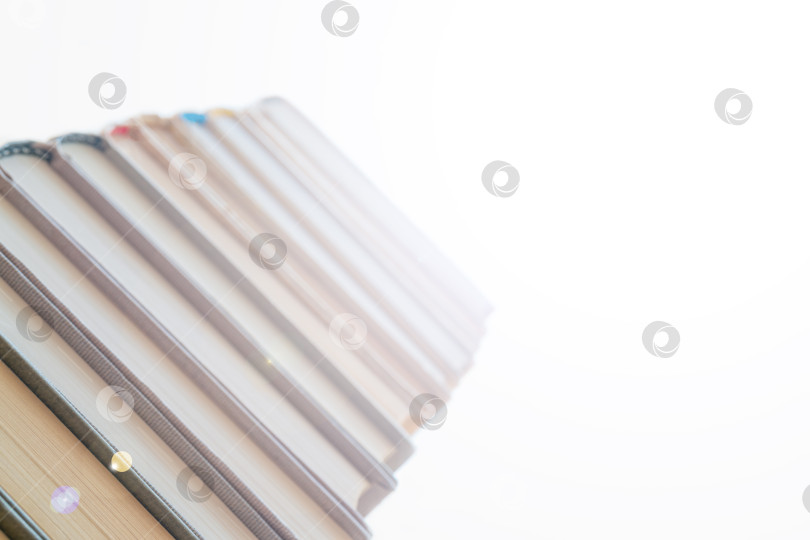 Скачать Стопка книг в библиотеке. Научные, образовательные и художественные книги в бумажном виде. Образование и тренинг. фотосток Ozero