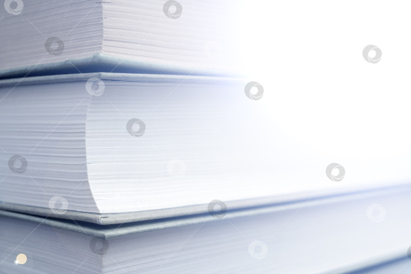 Скачать Толстые бумажные книги - символ образованности и мудрости. Стопка книг на столе. Хранение и распространение информации. фотосток Ozero
