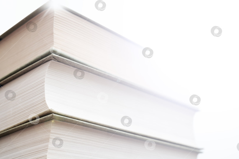 Скачать Толстые бумажные книги - символ образованности и мудрости. Стопка книг на столе. Хранение и распространение информации. фотосток Ozero