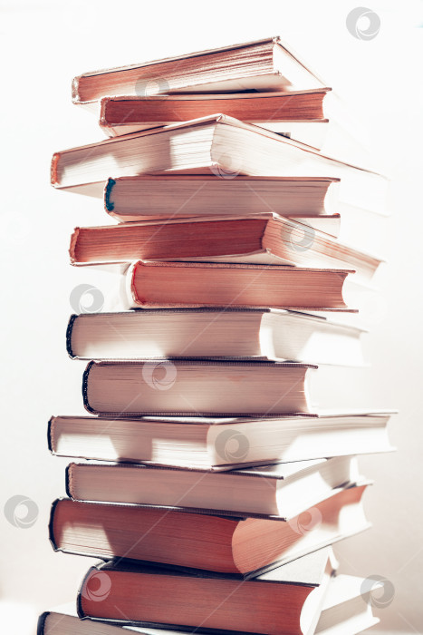 Скачать Стопка книг в библиотеке. Научные, образовательные и художественные книги в бумажном виде. Образование и тренинг. фотосток Ozero