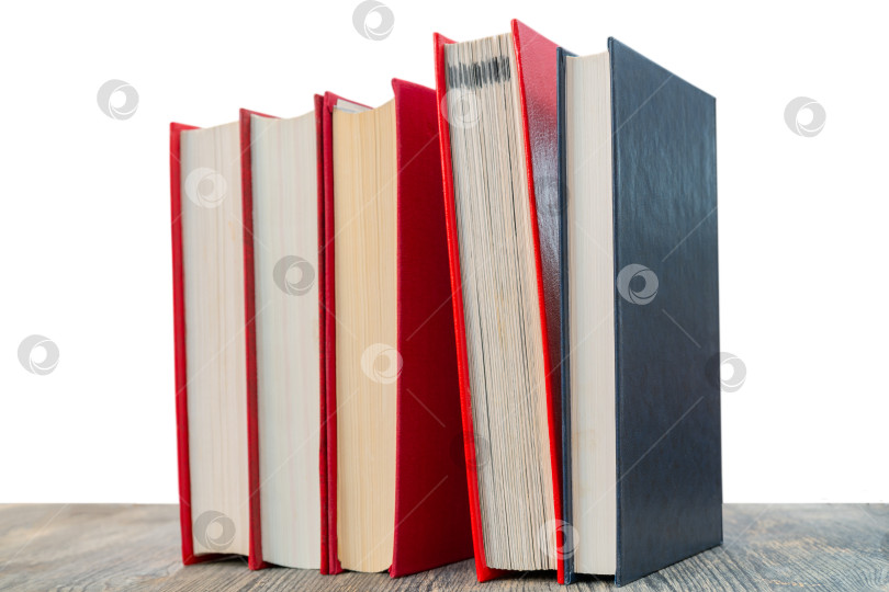 Скачать Стопка новых книг. Книги в красных обложках. Обучение и воспитательная работа на страницах книг. фотосток Ozero