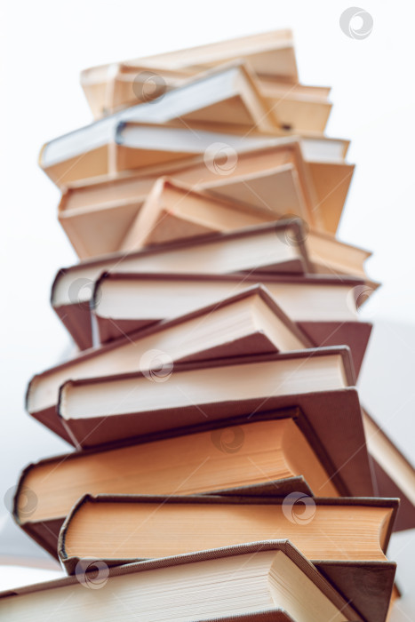 Скачать Стопка книг в библиотеке. Научные, образовательные и художественные книги в бумажном виде. Образование и тренинг. фотосток Ozero