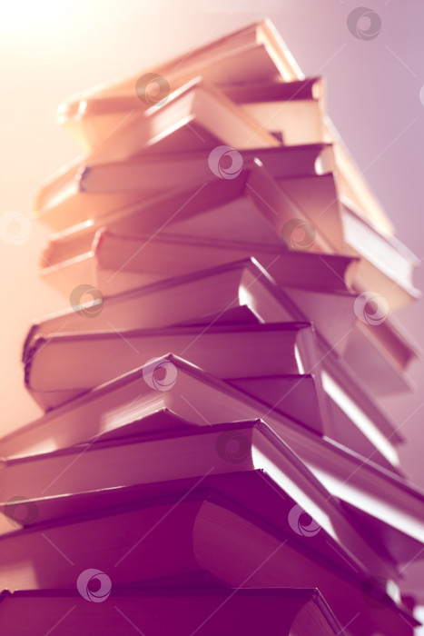 Скачать Стопка книг в библиотеке. Научные, образовательные и художественные книги в бумажном виде. Образование и тренинг. фотосток Ozero