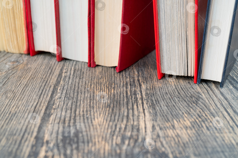 Скачать Стопка новых книг. Книги в красных обложках. Обучение и воспитательная работа на страницах книг. фотосток Ozero