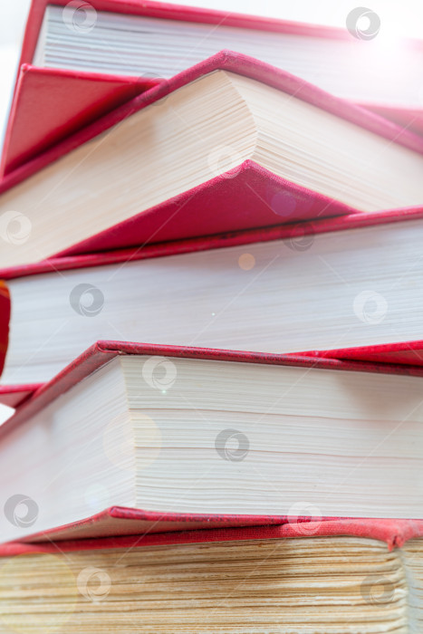 Скачать Стопка новых книг. Книги в красных обложках. Обучение и воспитательная работа на страницах книг. фотосток Ozero