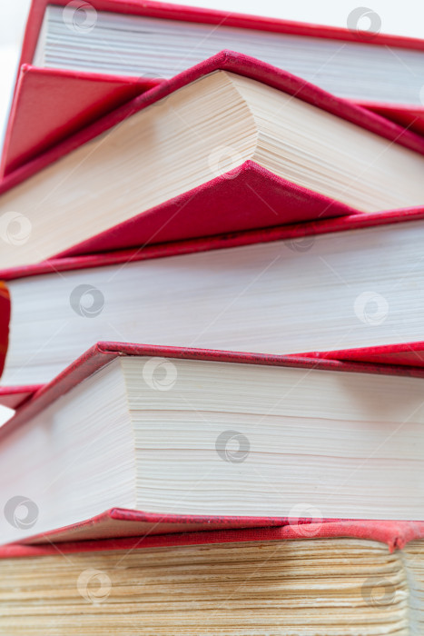 Скачать Стопка новых книг. Книги в красных обложках. Обучение и воспитательная работа на страницах книг. фотосток Ozero