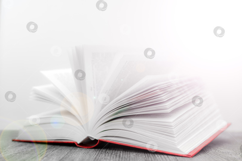 Скачать Большая открытая книга. Страницы новой книги. Обучение и воспитательная работа на страницах книг. фотосток Ozero