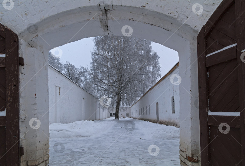 Скачать Внутренний двор старой монастырской тюрьмы. фотосток Ozero