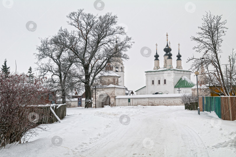 Скачать Улица в провинциальном городе, ведущая к православному монастырю. фотосток Ozero