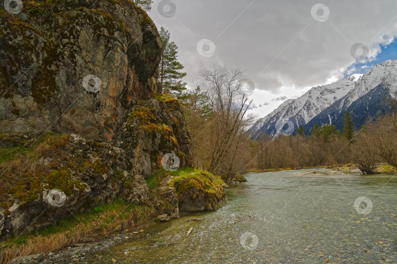 Скачать Небольшая река в Кавказских горах. фотосток Ozero