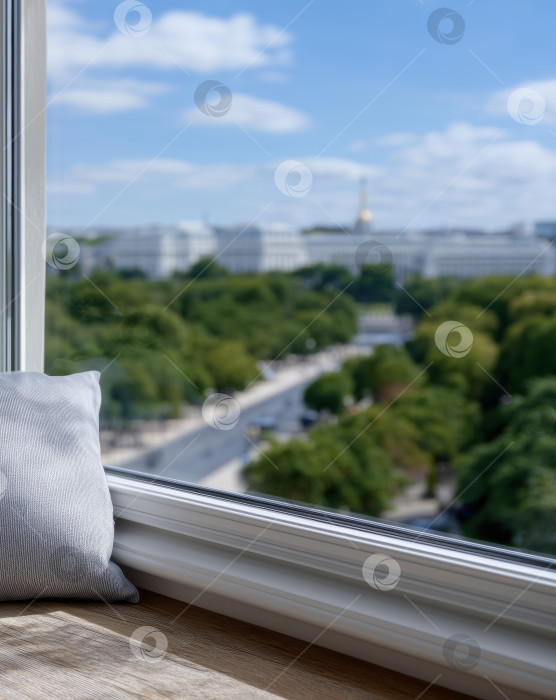 Скачать Белая подушка на подоконнике, вид на город из окна фотосток Ozero