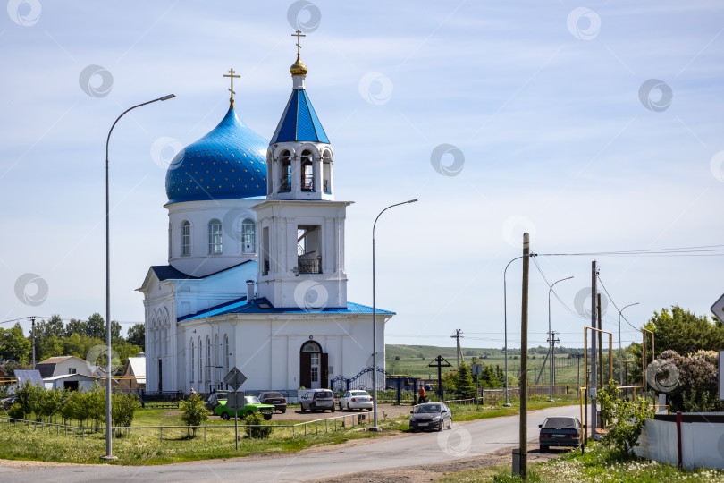 Скачать Православная Церковь Троицы Живоначальной с синими куполами в селе Новотроицкое Ремспублика Татарстан фотосток Ozero