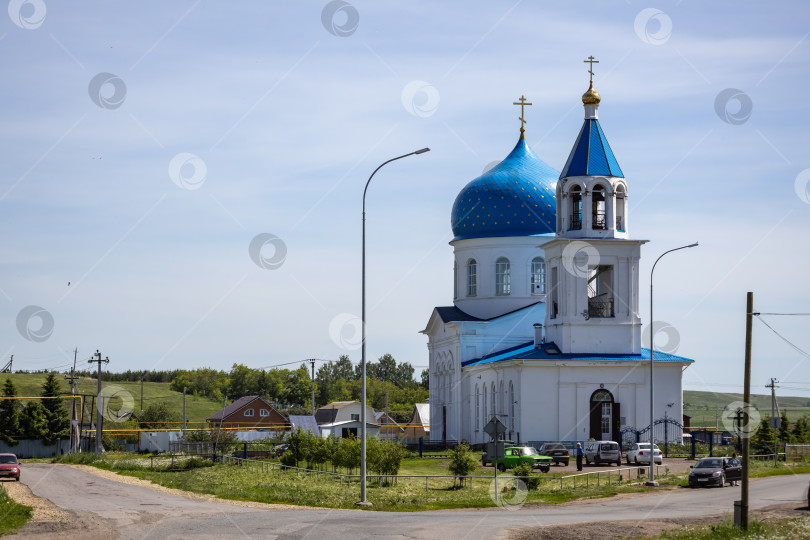 Скачать Православная Церковь Троицы Живоначальной с синими куполами в селе Новотроицкое Ремспублика Татарстан фотосток Ozero