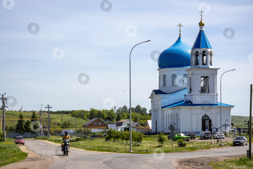 Скачать Православная Церковь Троицы Живоначальной с синими куполами в селе Новотроицкое Ремспублика Татарстан фотосток Ozero