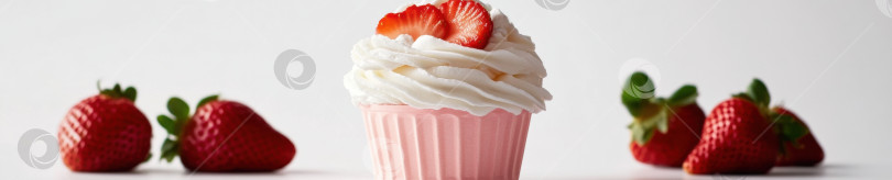 Скачать Ультрареалистичный клубничный кекс со взбитыми сливками фотосток Ozero