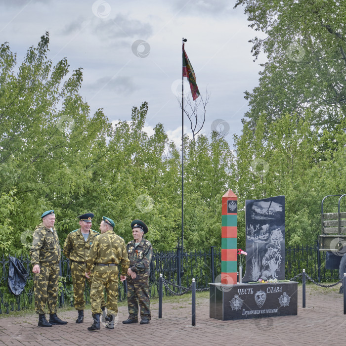 Скачать Бывшие пограничники собираются у памятника сельским пограничникам в свой праздничный день. фотосток Ozero
