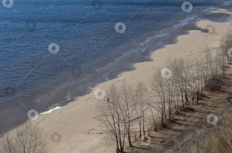 Скачать прекрасный вид на природные пейзажи, реку и песчаный пляж фотосток Ozero