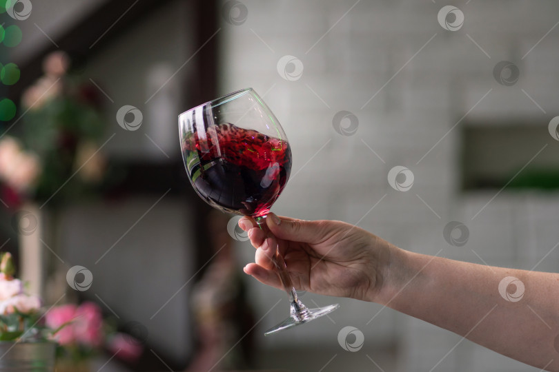 Скачать Бокал красного вина фотосток Ozero