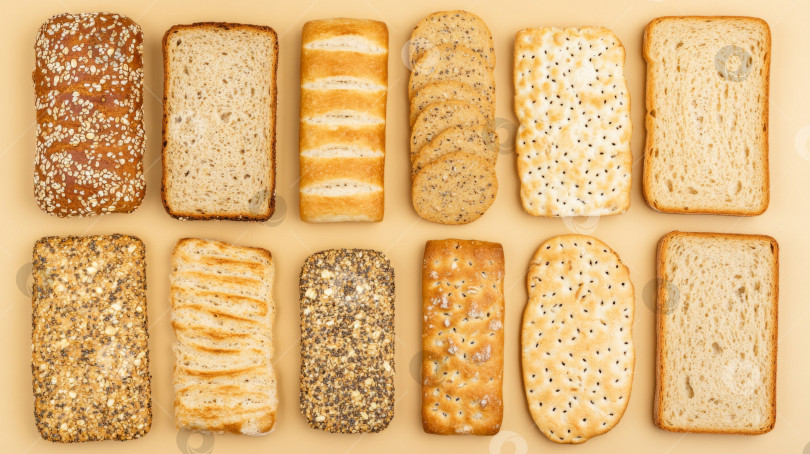 Скачать Ассортимент диетического хлеба, в том числе батон с семенами на бежевом фоне фотосток Ozero