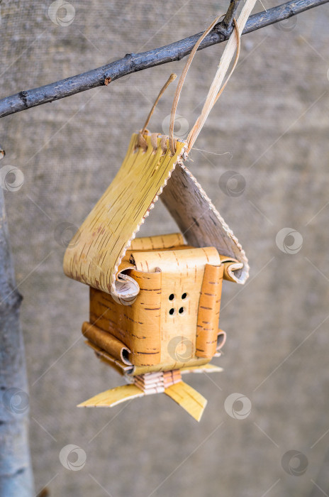 Скачать декоративный домик ручной работы на ветке фотосток Ozero