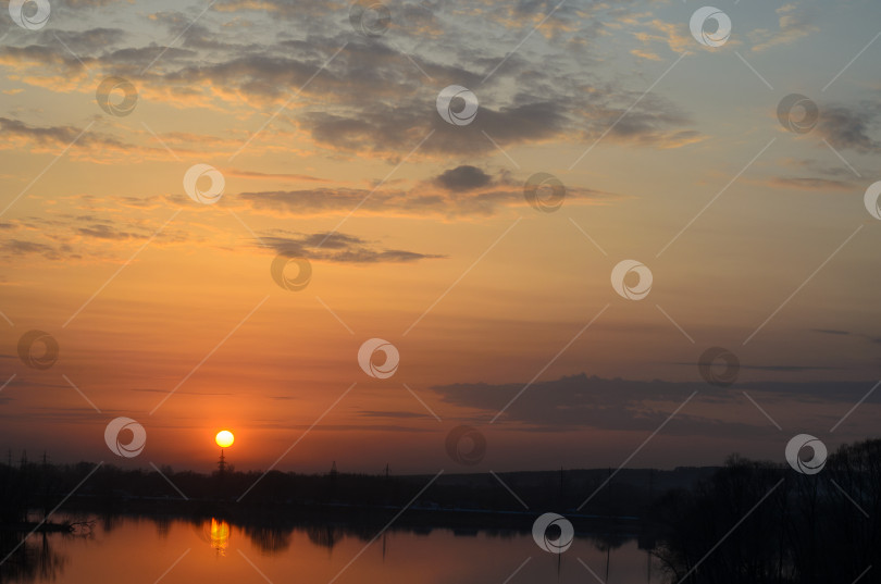 Скачать прекрасный вид на озеро на закате фотосток Ozero