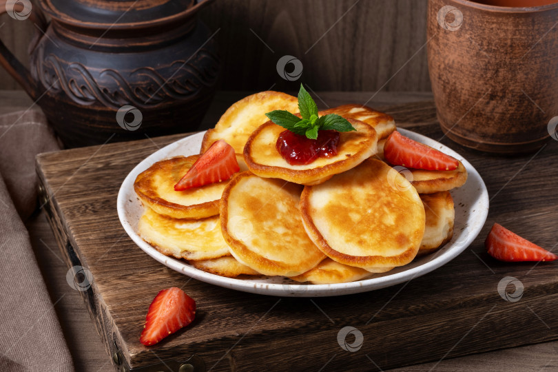 Скачать Мини-блинчики с клубничным джемом и земляникой фотосток Ozero