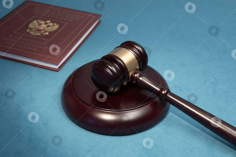 Скачать Судейский молоток крупным планом на зеленом сукне. Концепция. Судебные дела. РОССИЯ 20.05.2025 фотосток Ozero