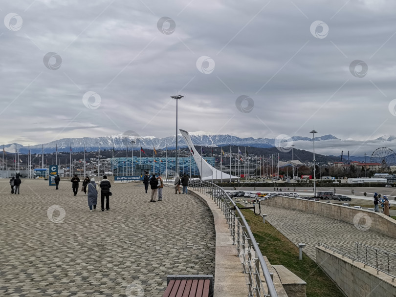 Скачать Россия, Краснодарский край, Сочи. Ноябрь 2024. Сириус Олимпийский парк. Вид на Сочи Парк. Плотные облака фотосток Ozero
